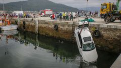 Retiran el coche que se cay� al mar en Muros