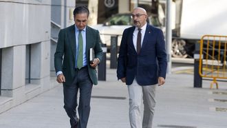 El teniente coronel jefe de la Guardia Civil en Cauta, Miguel Lobo (a la derecha), con su abogado antes de declarar en la Audiencia Nacional
