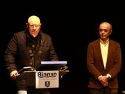 Jos� Ram�n V�zquez, dirigi�ndose al p�blico junto al edil de Deportes.