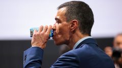 El presidente del Gobierno, Pedro Snchez, bebe un refresco durante su intervencin en el foto empresarial organizado con motivo de la clausura de la IV Conferencia Internacional de la ONU para la Financiacin al Desarrollo de Naciones Unidas.