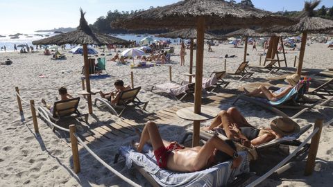 El Argentina Sunset Club es un cuidado local que tiene varias terrazas y una zona de tumbonas en la playa de A Magdalena, en Cabanas.