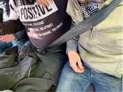 UN CINTUR�N PARA DOS. Es uno de los peores ejemplos. Una patrulla de la Guardia Civil de Tr�fico detect� el a�o pasado a dos pasajeros de un turismo usando un solo cintur�n