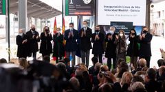 Gonzalo P�rez J�come, a la izquierda en la foto de familia de las autoridades presentes en el acto celebrado en la estaci�n ourensana.