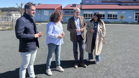 Delegado de la Xunta (tercero) y alcaldesa (cuarta), en el colegio de Bobor�s en el que se hicieron reformas.