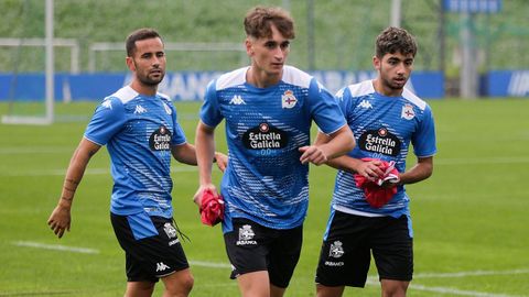 Noel (centro) y Peque (derecha) durante un entrenamiento en la ciudad deportiva de Abegondo