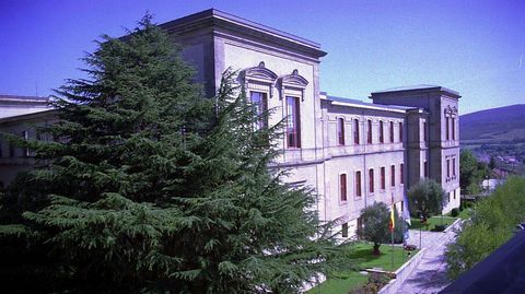 ANTES. El pazo de O H�rreo. El hemiciclo del Parlamento de Galicia se construy� en el patio del edificio que antes de recibir a los pol�ticos albergaba al Ej�rcito.