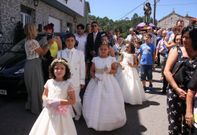Varios chiquillos recibieron la primera comuni�n durante la misa de Santiago Ap�stol. 