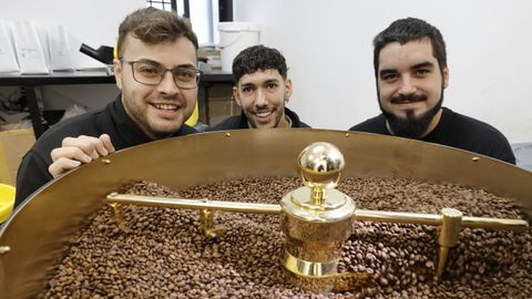 Luis, Alberto y Álex trabajan en un tostadero que selecciona cosechas selectas de medio planeta