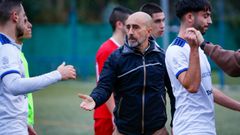 Anxo Casalderrey felicita a sus futbolistas tras un partido.