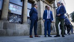 Jos� Gonz�lez, Santiago Freire y Alfonso Rueda, frente al edificio Casino, donde tuvo lugar el Consello da Xunta