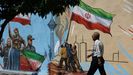 Un iran� pasa por delante de un grafiti propagand�stico en una calle de Teher�n