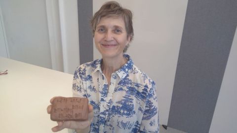 B�rbara B�ck, del CSIC, ense�� a los alumnos a escribir sobre tablillas de barro, como lo hac�an los escribas de la antigua Mesopotamia