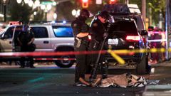 Policias observan el cuerpo del ultraderechista muerto a tiros la noche del s�bado al domingo en Portland