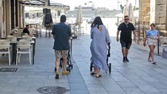 Una calle tur�stica del centro de Sanxenxo