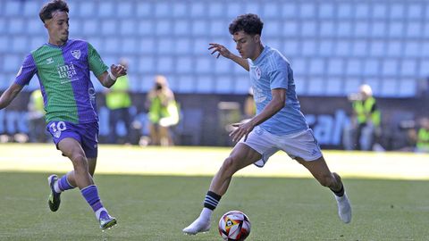El malaguista Larrubia y el c�ltico Hugo �lvarez, en el Celta Fortuna-M�laga del 2024.