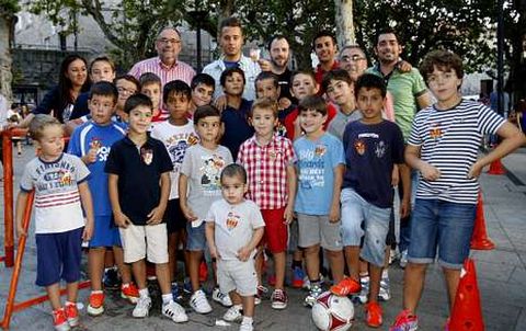 <span lang= es-es >Fiesta infantil</span>. El club ourensanista sigue acerc�ndose a la poblaci�n y llev� su fiesta infantil a la plaza de las Mercedes, donde despu�s prosigui� la actividad con un festejo tem�tico ochentero.