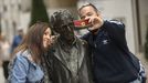 Turistas se fotografan con la estatua de Woody Allen, en Oviedo