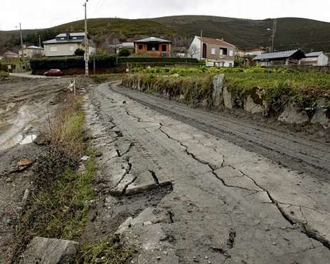 La localidad de Cerdedelo (Laza) sufre las consecuencias del paso de los camiones.