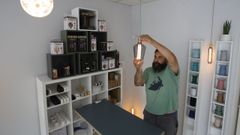 Nstor Rodrguez, emprendedor lucense, en su tienda de iluminacin