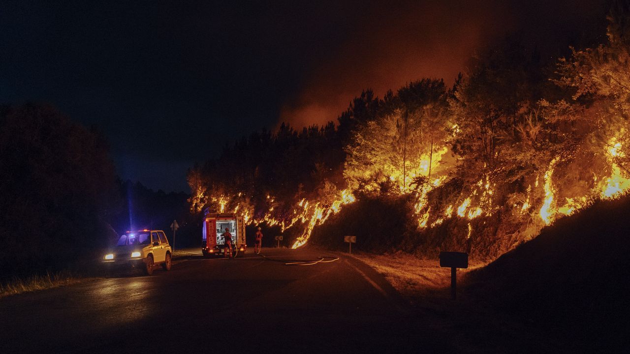 Los incendios en Galicia continúan avanzando y han arrasado cerca de 4. ...