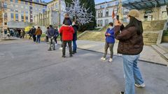 Largas colas, este viernes por la tarde, para hacerse una PCR sin cita en el punto del Hospital Provincial de Pontevedra