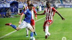 Omar Ramos golpea un bal�n en el Real Oviedo-Almer�a