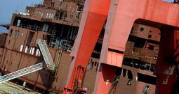 El casco del ferri permanece amarrado en el muelle del astillero desde el pasado 16 de junio, que lleg� remolcado a Vigo.