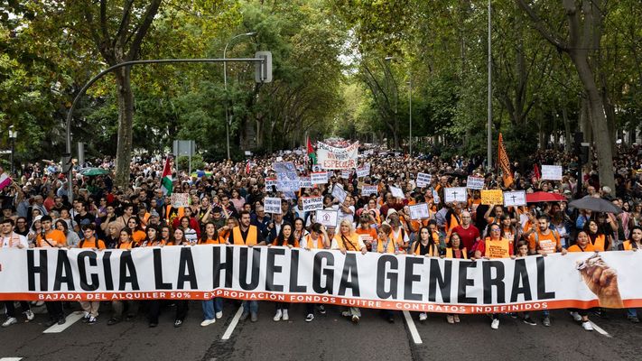 Numerosas personas sostienen una pancarta con el lema 'Hacia la huelga general' durante la manifestaci�n para exigir una reducci�n del precio de los alquileres de la vivienda, a 3 de octubre de 2026, en Madrid 