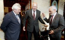 El rector, Viao, con los ex rectores Casares y Villanueva, presidente de la RAE