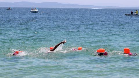 Llegada de participantes en la traves�a a nado  Arousaman que nadan por el da�o cerebral adquirido DCA