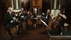 El Cuarteto Quiroga, en plena interpretaci�n, acompa�ado de la violista Veronika Hagen (en el centro de la imagen). El violinista ourensano Cibr�n Sierra, el segundo por la izquierda.