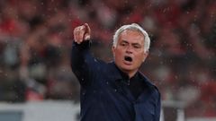 Jos� Mourinho, durante un encuentro con el Benfica