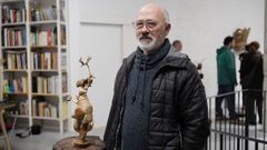 Jes�s Costa junto a una de las obras que expone en la Galer�a de Arte Dod� Dad�