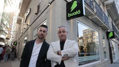 David Blanco y Rub�n Vales, CEOS de Bual�, este jueves delante de la nueva sede en la plaza de Santa Catalina, en A Coru�a