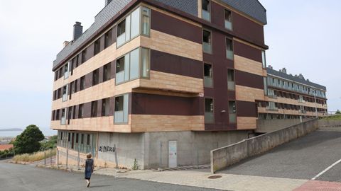 Edificio con vistas al mar en Valdovio, cuyos pisos salen a subasta.