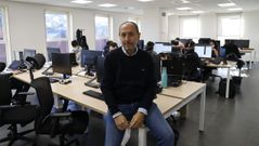 Francisco Romero, que es de familia compostelana, en la sede de la compa��a, en O Restollal. 
