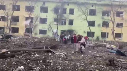 La destrucci�n del hospital infantil de Mariupol se atribuye a un ataque a�reo ruso durante un alto el fuego