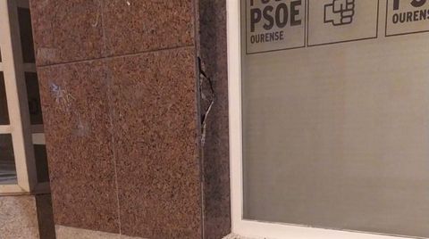 Daos causados por un desconocido que lanz una piedra contra la fachada del PSOE en Ourense