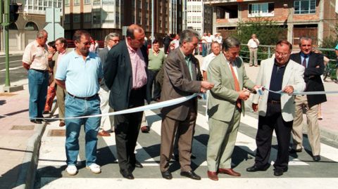 El entonces teniente de alcalde, Fernando Miramontes, junto a Couce Pereiro y otros miembros de la corporacin en la inauguracin de la Avenida de la Paz, en 1994