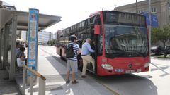 Usuarios subiendo a un autob�s urbano en la Marina
