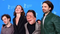El guionista y director Aaron Schimberg, posando ayer en la Berlinale con los actores Renate Reinsve, Adam Pearson y Sebastian Stan durante la presentacin de la pelcula A Different Man.