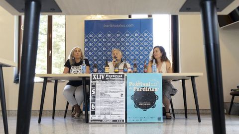 Marisol Morandeira, alcaldesa do Concello de Guitiriz; Alfono Blanco, presidente de Xermolos, e Iria Castro, Deputada provincial de Cultura, na presentacin da 44 edicin do Festival de Pardias 