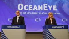 El comisario europeo de Pesca y Oc�anos, Costas Kadis (izquierda), y la comisaria europea de Empresas Emergentes, Investigaci�n e Innovaci�n, Ekaterina Zaharieva, asisten a una rueda de prensa sobre el paquete OceanEye en Bruselas,