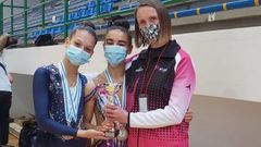 Ux�a y Martina, con su entrenadora Neli Pischelina, despu�s de conseguir podio j�nior para el club Marusia en el gallego de clubes de gimnasia r�tmica