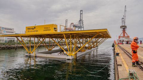 El astillero celebr� ayer la entrega de la plataforma flotante solar Catarroja, que se instalar� en aguas de Valencia.