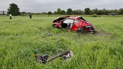 Los agentes buscan impactos y restos del coche en la zona