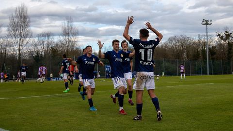 Cardero, Masca, Yayo y Miguel Cuesta celebran un gol del Vetusta al Valladolid Promesas