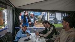 Mar, trabajadora del c�mping Punta Batuda en O Porto do Son, con una familia que repite experiencia todos los a�os