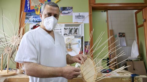 Luis Méndez, profesor del taller de madera