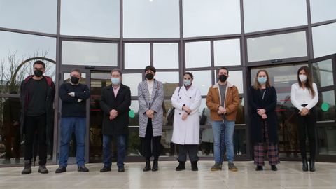 La lder del BNG, Ana Pontn, y el alcalde de Pontevedra, Fernndez Lorez, en el minuto de silencio guardado en Forestales por el naufragio del Villa de Pitanxo.